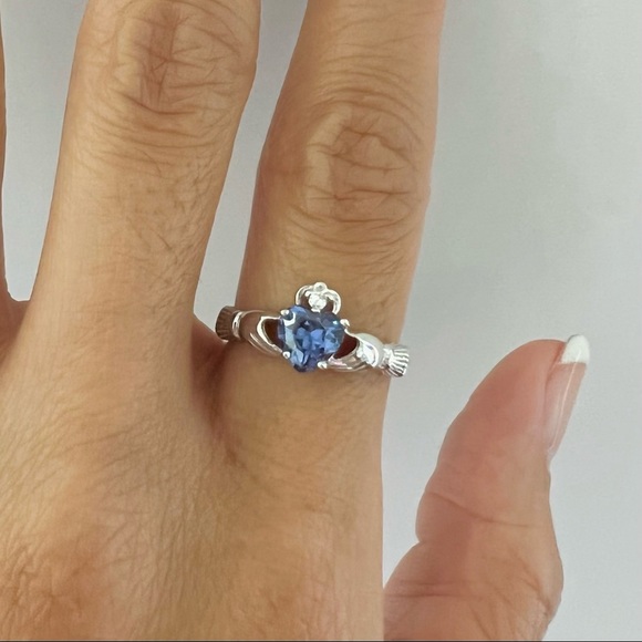 Sterling silver alexandrite(lavender) stone claddagh ring, claddagh ring, Celtic - Picture 3 of 9